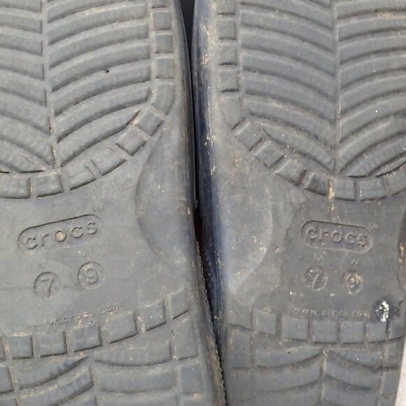 Crocs Blue Size womens 7 or mens 9 - Picture 2 of 3